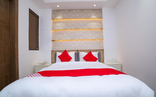 OYO 23088 Hotel Dev Palace