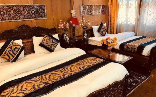 Golden Crest Houseboats