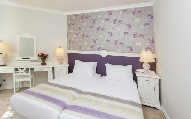 İz Flower Side Beach Hotel