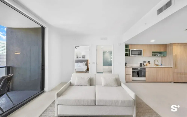 Downtown 1BR Apt with Skyline Views