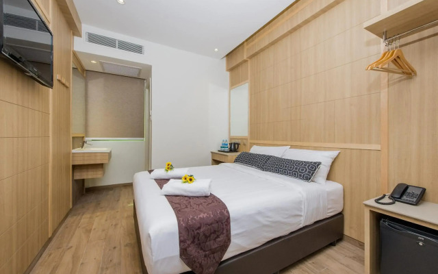 Отель 81 Premier Star