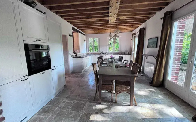 Exceptional 5 Bedroom House Near the Beach