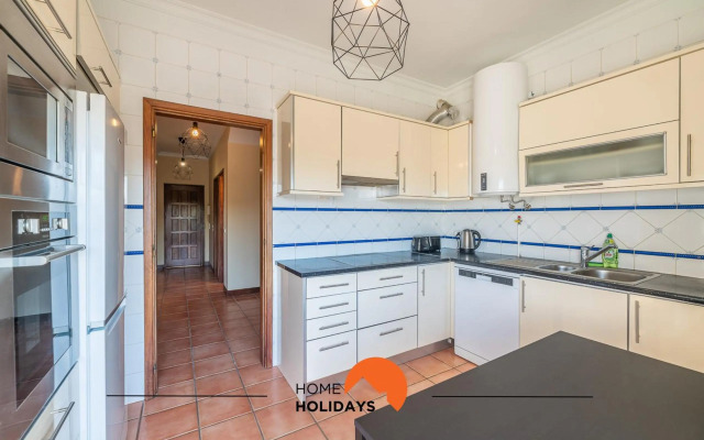 #071 Stunning Spacious Flat w Pool 5m Beach