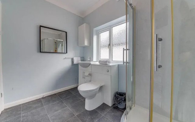 3BR Detached Bungalow w/Parking