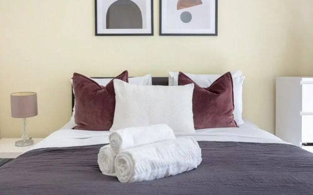 Elegant & Airy 2BR near Regents Park