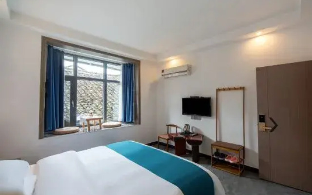 Fenghuang Cloud Inn
