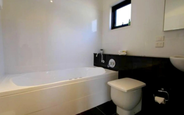 Luxury Woodridge 2-Bedroom Apartment