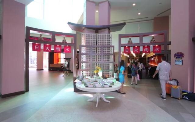 Limak Lara De Luxe Hotel and Resort