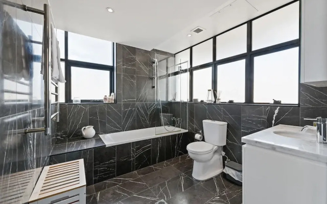 Darling Harbour Penthouse Views & Hot Tub