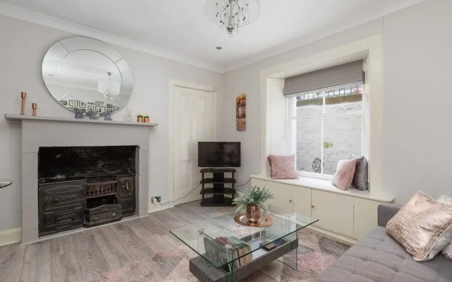 Refined Ground-floor Apt Near Stockbridge Market
