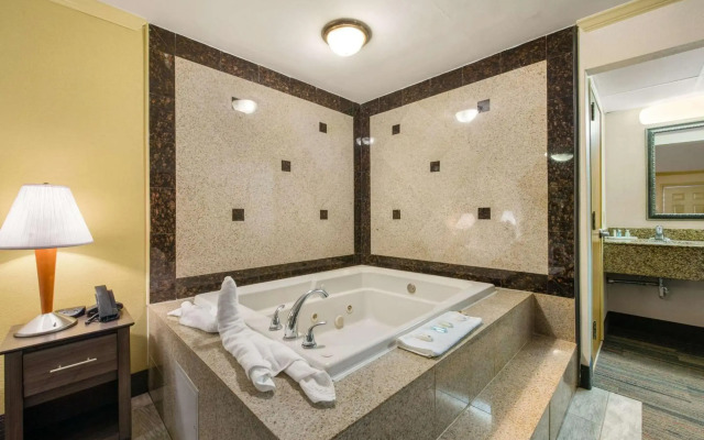 Hibiscus Inn & Suites