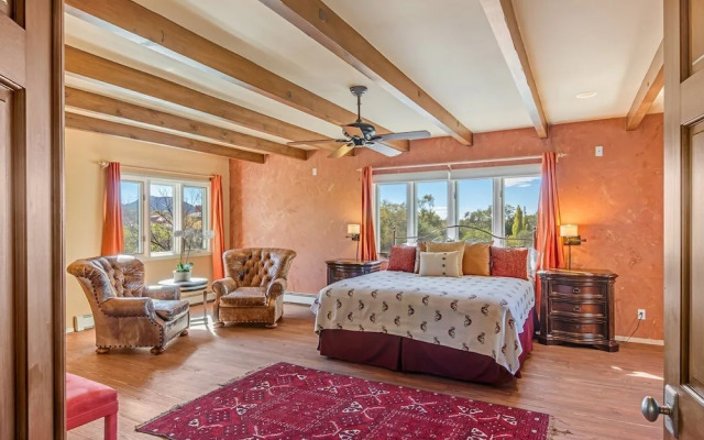 Encantada - Spacious and Luxurious Home, Walk to The Plaza