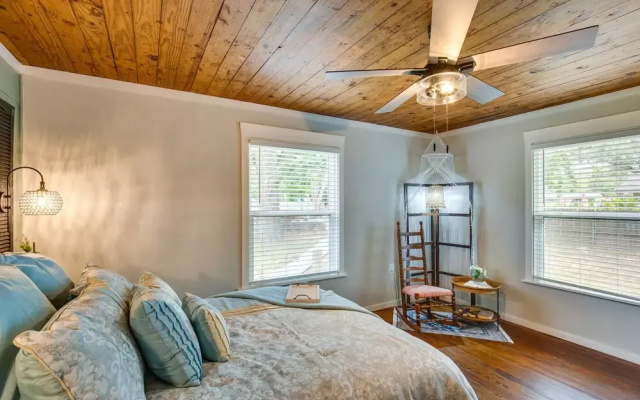 Lindale Vacation Rental w/ Deck & Grill!