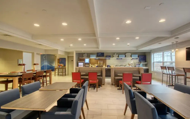 Holiday Inn Express Hotel & Suites Oshkosh Stateroute 41