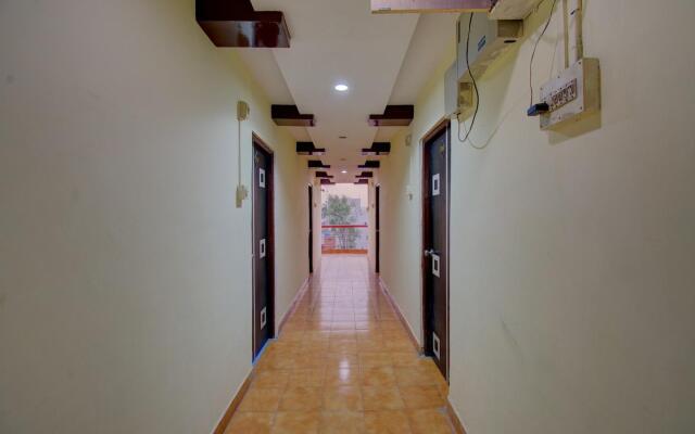 OYO 19830 Hotel Lucky Star