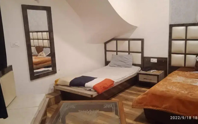 Unique House by OYO Rooms