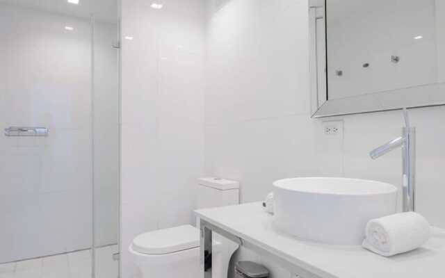 w Stunning 2BR With Terrace in YOO