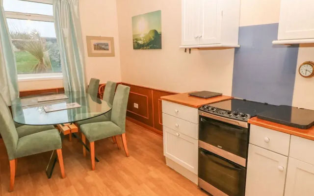 38 Plas Darien. Peredur Suite