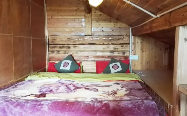 Luguhu Lakeside Apu Guest House