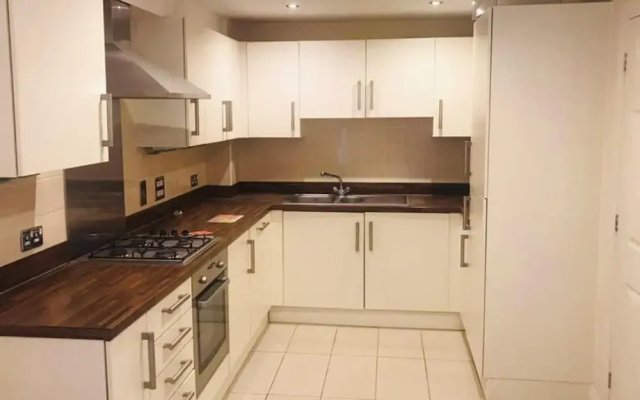 3 Bed Lego Themed Home - Sleeps 6 - Wifi, Parking