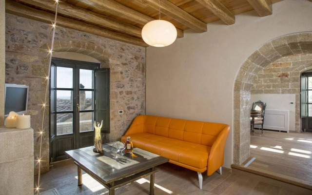 Moni Emvasis Luxury Suites