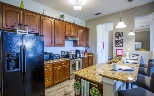 Altavista Lakeview 3 Bedroom Condo by RedAwning