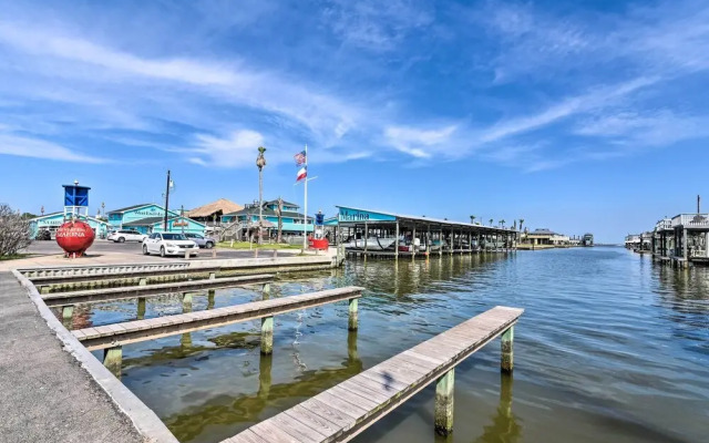 Walk to Beach: Family-friendly Galveston Home!