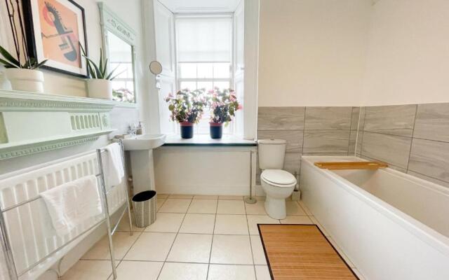 Spacious 3 bedroom Victorian flat City Centre