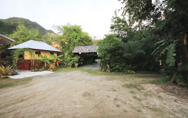 Ban Elephant Blanc Bungalow