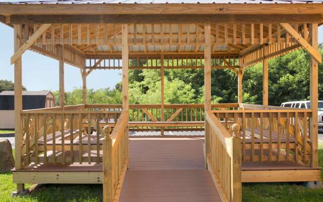 Super 8 by Wyndham Mayfield