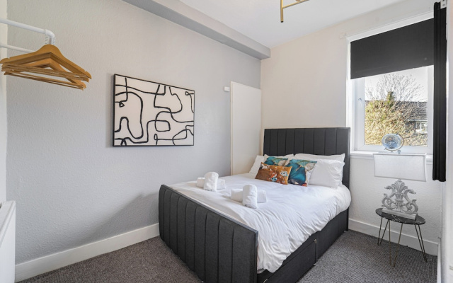 Central Aberdeen Flat Holburn St Workspace Parking