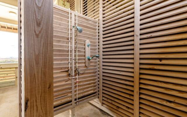 #justawavin' 3 Bedroom Home by RedAwning