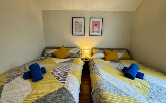 Large CityCentre Townhouse & Pool Table with Offroad Parking