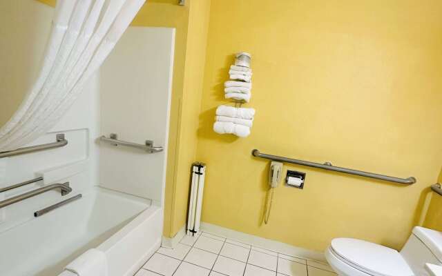 Super 8 by Wyndham Warrenton