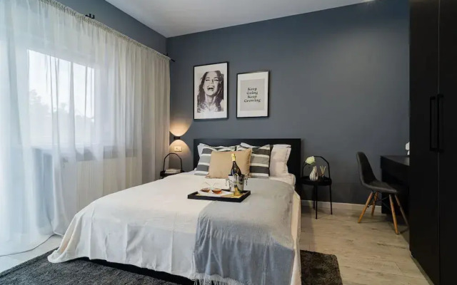 Chic Black White 2BR Retreat on Dambovitei