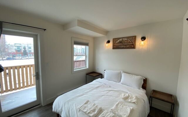 Lovely 1 Bedroom Condo With Free Parking And Balcony