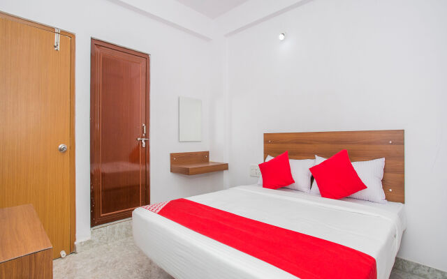 OYO 15695 Varcity Comforts