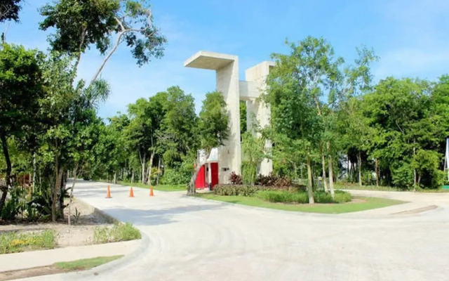 Corner unit Steps from Pool by Olahola