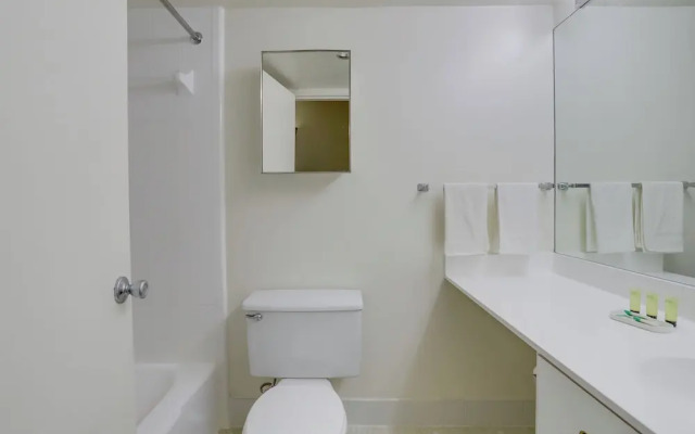 Modern Apt Near Airport & Metro