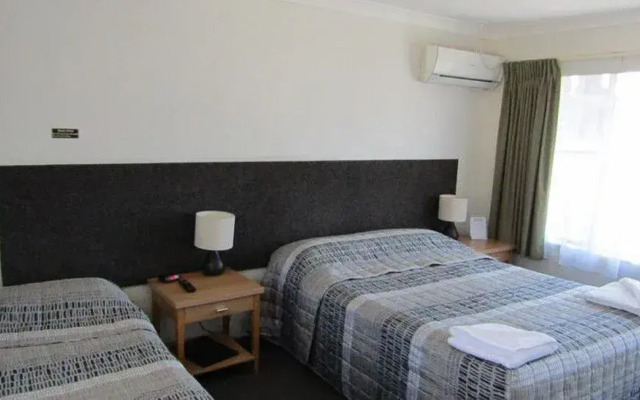 Hanging Rock Family Motel