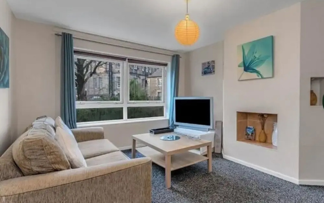 Charming Edinburgh Apartment With City Views