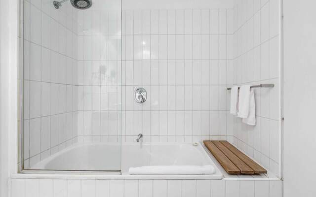 Beautiful 2BR APT With Balcony, Pool and Gym