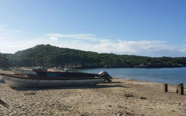 Rock Side 3 Bedroom Villa On the Beach