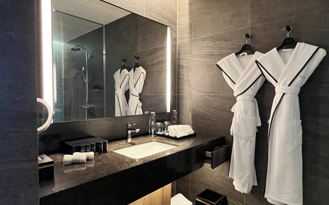 Tiad, Autograph Collection