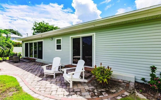 Tropical Siesta 2 Bedroom Home by RedAwning