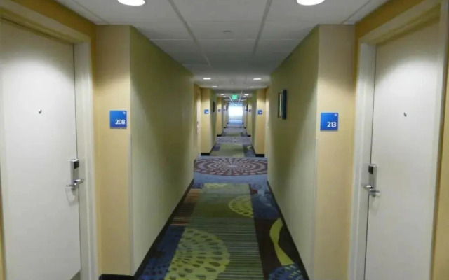 Holiday Inn Express & Suites Milford