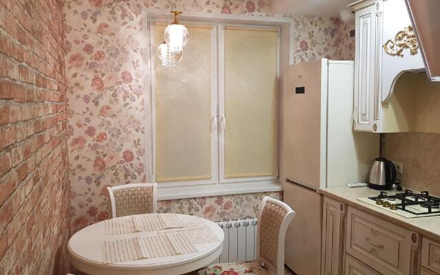 There is an apartment on Sevanskaya street 8