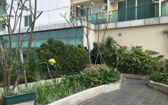 Comfy Studio Apartment at Tamansari La Grande with City View