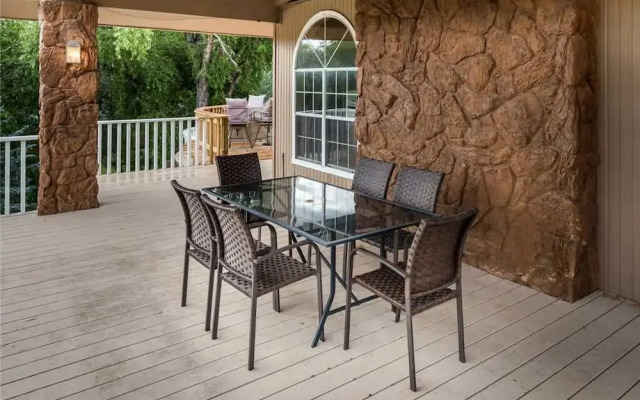 Blue Bear Retreat - Eight Bedroom Cabin