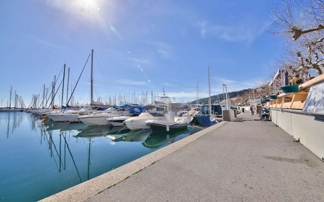 Grand studio face port et plage